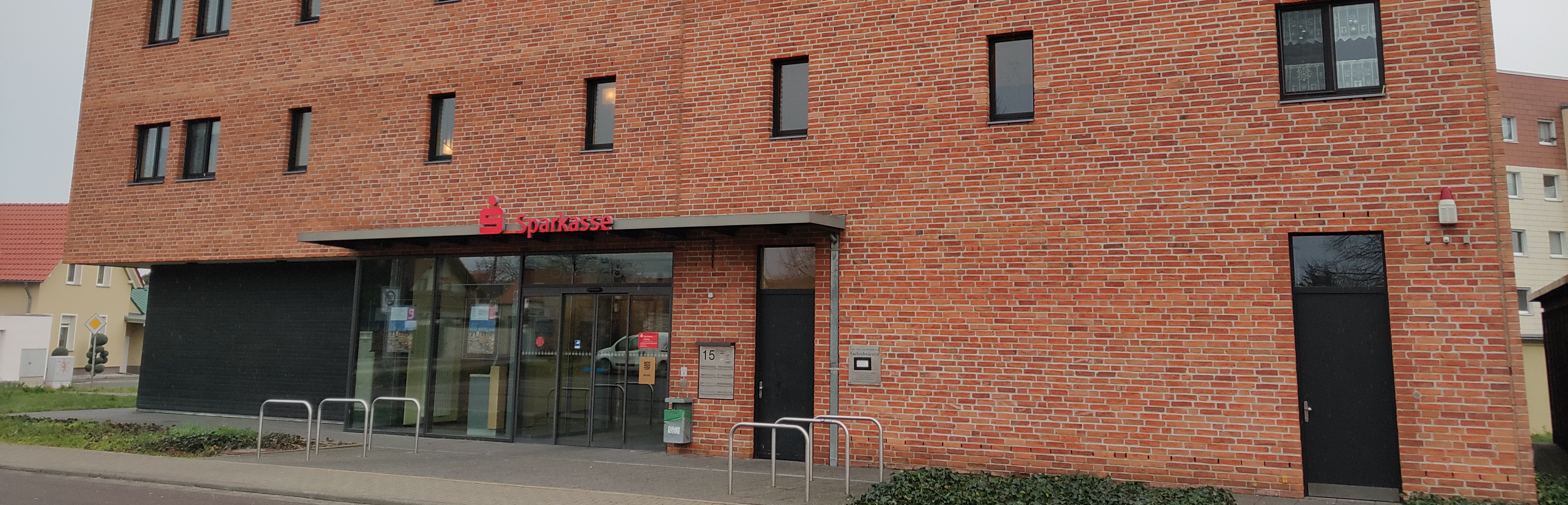 Großes Bild des Gebäudes von Außen