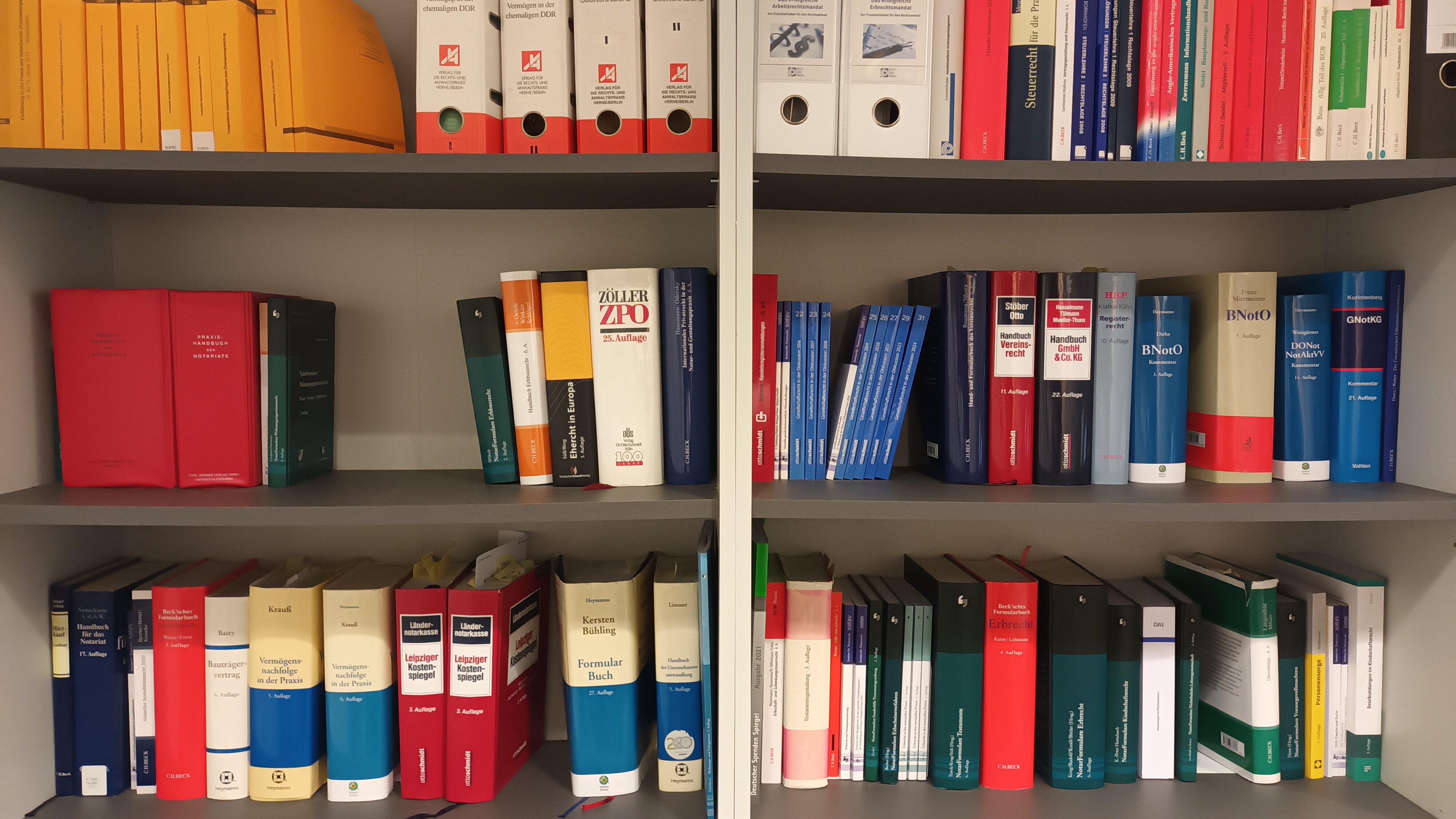 Rechtliche Fachb&uuml;cher in einem Regal
